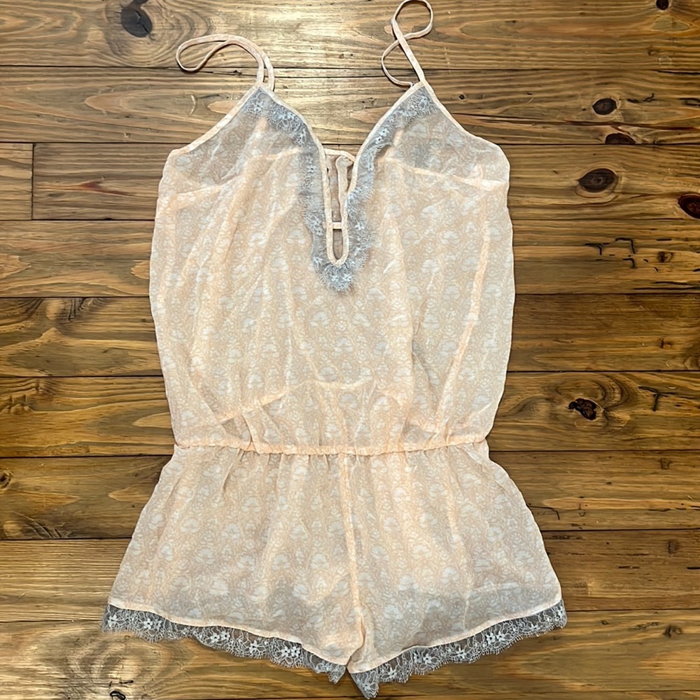 Gilligan & O’Malley sheer lace trimmed romper size S